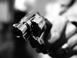 Homem é levado para matagal, é baleado e tem pertences roubados