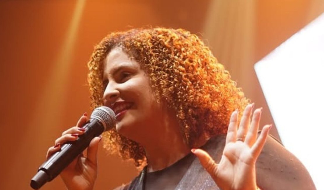 Dona Flô desabafa no palco durante São João de Arapiraca após ser interrompida por banda Magníficos
