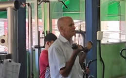 Idoso viraliza nas redes sociais ao mostrar evolução na musculação