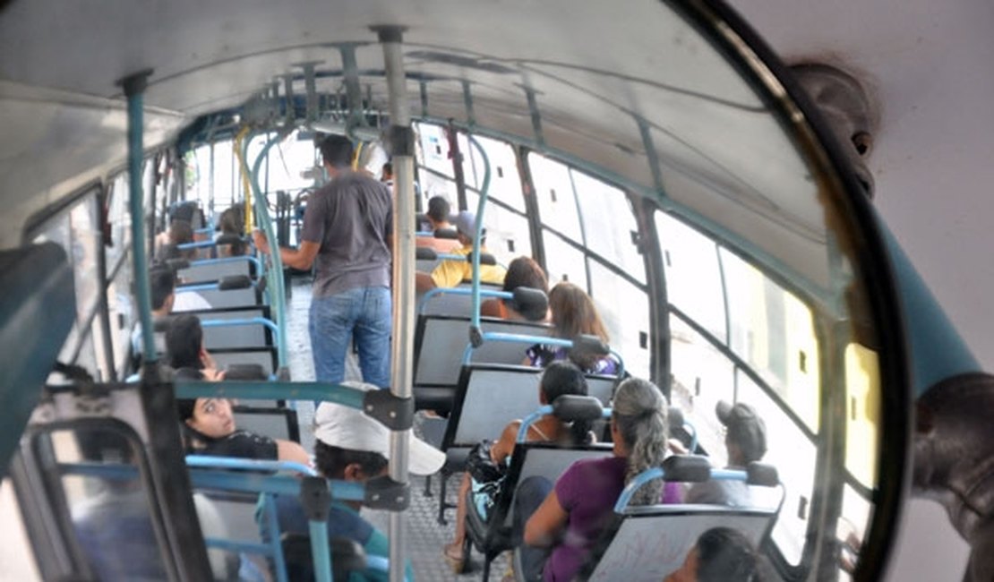 Passageiros de ônibus urbano de Arapiraca são assaltados por três homens armados
