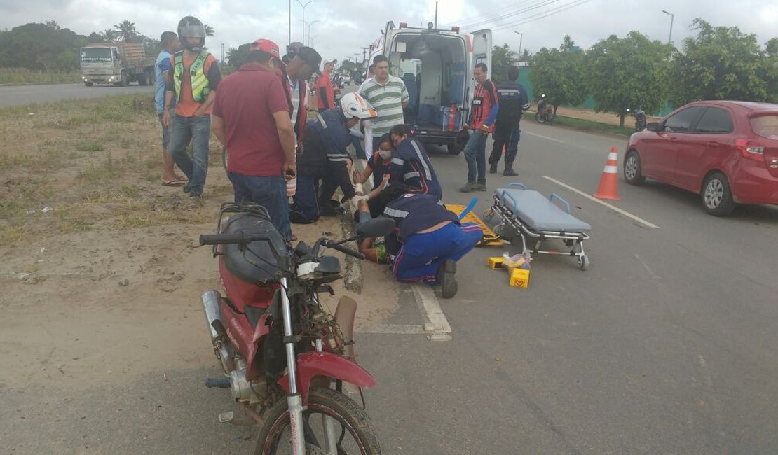 [ Vídeo] Colisão entre moto e cinquentinha deixa feridos na AL-220