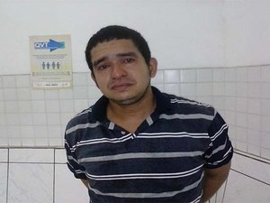 Homem é preso após assaltar mulher no Barro Duro