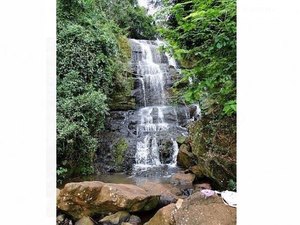 Jovem morre após cair de cachoeira de mais de 10 metros ao tirar selfie, diz família