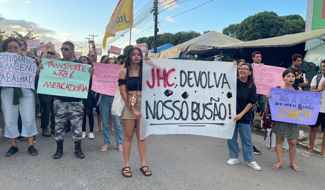 Estudantes protestam contra decisão dos ônibus não entrarem na Ufal