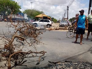 Bloqueada, rodovia AL-101 fica congestionada na Cidade Universitária