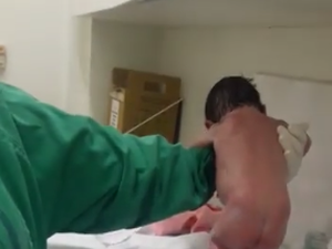 Bebê 'sai andando' logo após o parto e vídeo viraliza; pediatra explica a cena