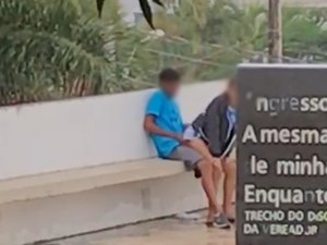 [Vídeo] Casal é flagrado fazendo sexo no Memorial da Mulher em Arapiraca