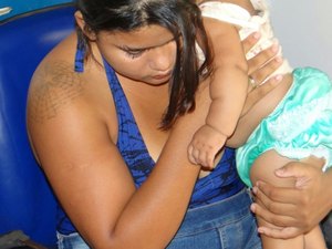 Jovem que estava com filha de oito meses nos braços é presa por tráfico de drogas