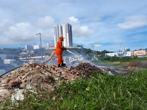 Incêndio em vegetação tira visibilidade de motoristas no bairro da Levada
