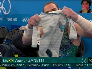 Arthur Zanetti chora ao falar do filho e recebe apoio de repórter: 'Nenhuma queda vai apagar sua história'