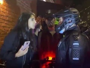 Tensão em Nova York: Mulher cospe no rosto de um policial e é detida