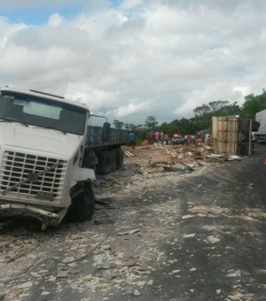 Acidente entre duas carretas deixa três feridos, em Pilar