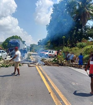 Tribo Wassu Cocal bloqueia BR-101 em protesto contra prisão de indígena