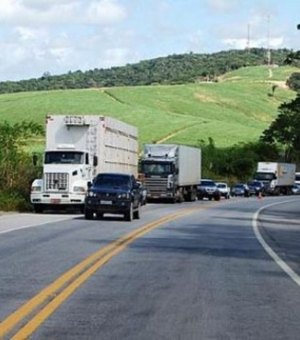 Acampamento é destruído e trabalhadores rurais interditam rodovia em Alagoas