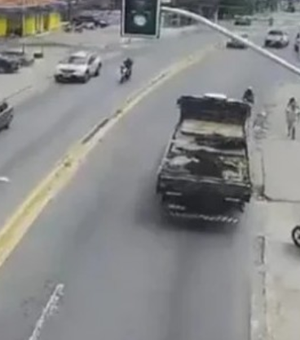 Ciclista que foi atropelado por caminhão segue em estado grave no HGE