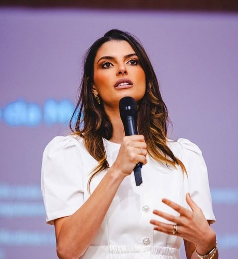 De olho em 2026, primeira-dama de Maceió muda nome no Instagram