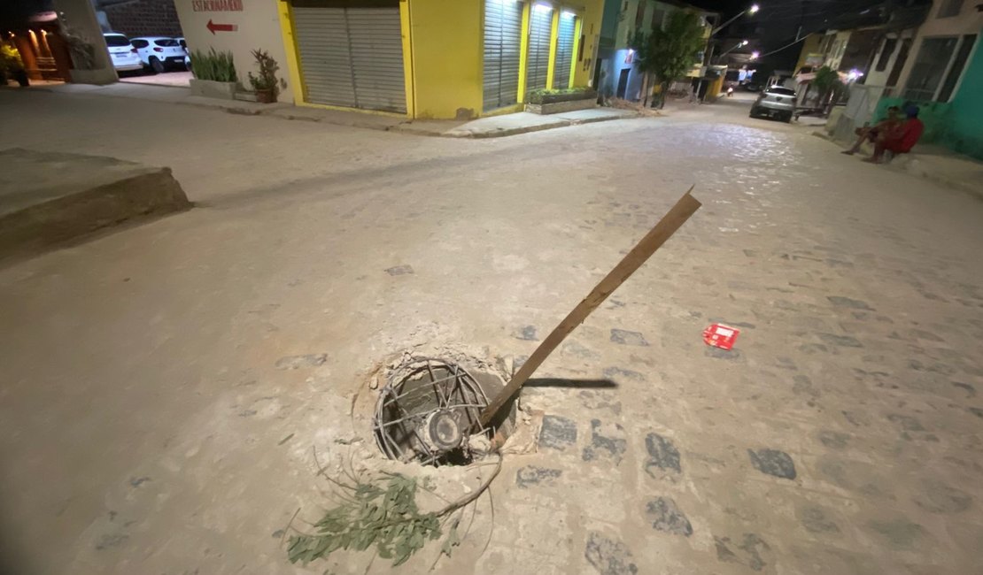 Tampa de bueiro quebra e causa perigo na Grota de Maragogi