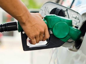 Postos de combustíveis começam abastecer veículos com gasolina na Bahia