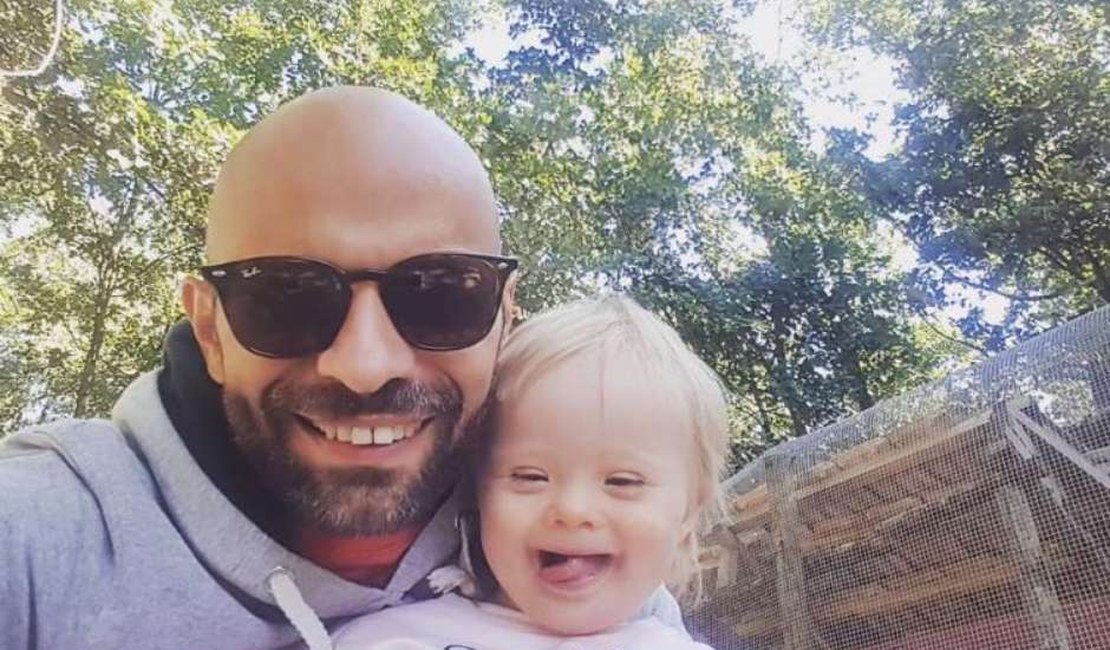 A história do gay solteiro que adotou bebê com síndrome de Down rejeitado por 20 famílias