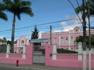 Estudantes manifestam contra transferência do Colégio Bom Conselho 