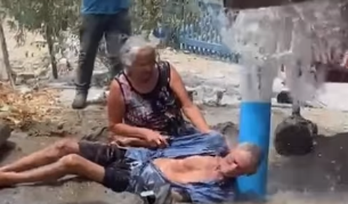 Casal de idosos se emociona ao encontrar água durante perfuração de poço
