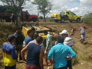 Passageira morre e condutor fica ferido após veículo cair em ribanceira