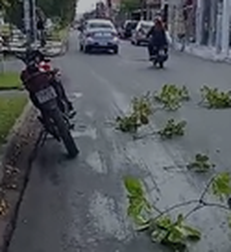 Derramamento de óleo causa acidentes no Centro de Arapiraca