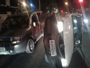 Condutor supostamente embriagado causa acidente e capota veículo em Maceió