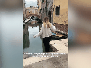Turista tenta mostrar 'desorientação' do Google Maps e acaba escorregando e caindo em canal de Veneza