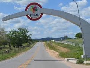 Homem é preso pelo Pelopes com arma de fogo no Centro de Inhapi