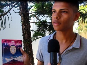 Adolescente que mora em bairro afetado pela violência escreve livro sobre paixões