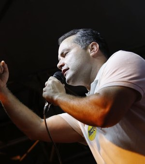 Governador prioriza humanizar campanha do pai Renan Calheiros