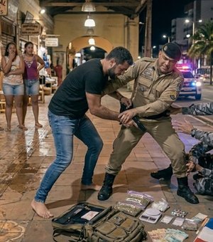 Suspeito tenta tomar arma de policial e acaba preso por tráfico na Levada