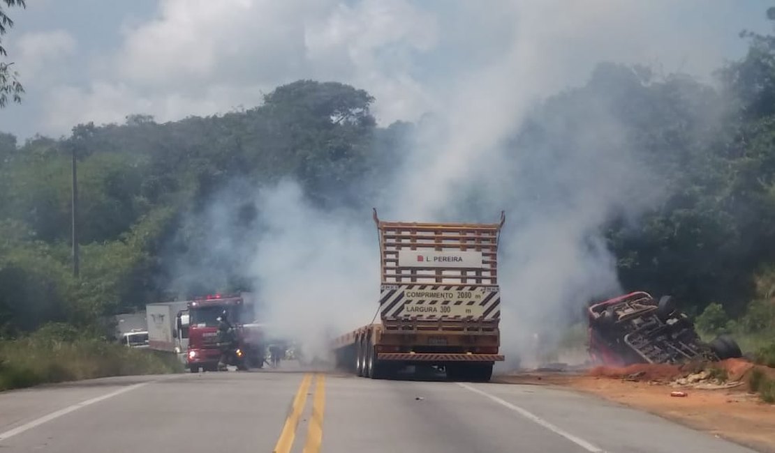 Motorista ferido em colisão de carretas permanece internado no HGE