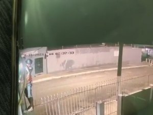 [Vídeo] Câmeras de segurança flagram homem furtando lâmpada de poste, no bairro Alto do Cruzeiro