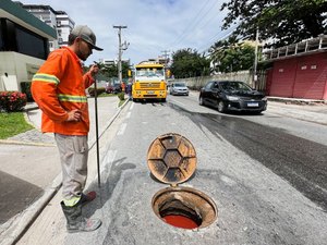 Operação Línguas Sujas flagra despejo irregular de esgoto em prédio na Jatiúca
