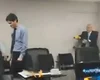 Prefeito usa arma de choque em assessor no Peru para demonstrar uso
