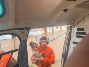 Moradores de áreas inundadas em Murici são resgatadas de helicóptero pelos  Bombeiros