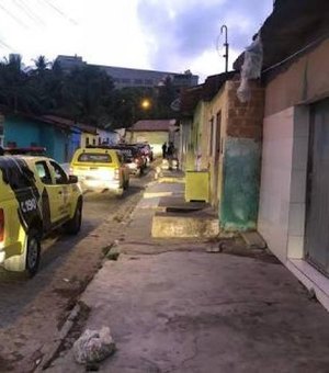 Homem tentar se esconder da polícia em Arapiraca mas é preso por tráfico   