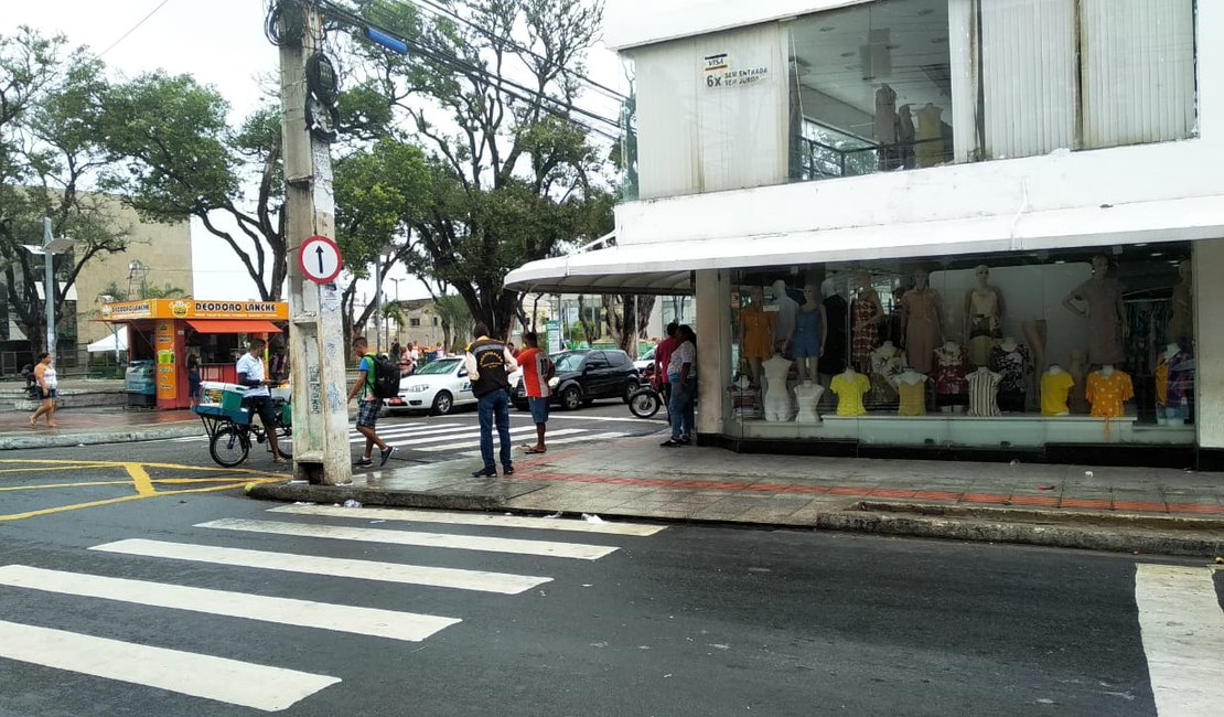 Via no Centro de Maceió é bloqueada para o tráfego de veículos
