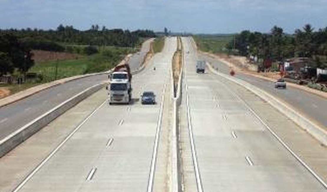 Obras na BR-101 em Flexeiras causam interdição durante cinco horas