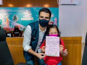 Prefeito de Maceió, JHC, recebe crianças e reafirma compromisso com a infância