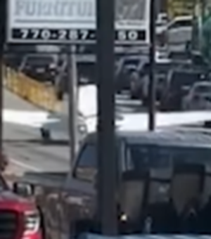 Avião monomotor faz pouso de emergência em estrada movimentada e atinge veículos na Geórgia