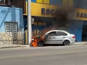 Veículo pega fogo após colidir contra poste no Centro de Delmiro Gouveia
