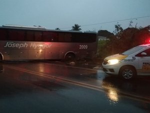 Ônibus sai da pista e colide contra árvore na AL-110 em Arapiraca