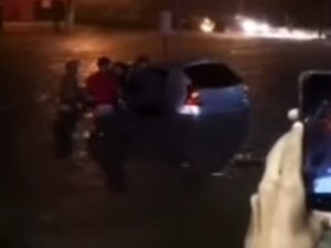 [Vídeo] Família fica ilhada em carro e é salva por populares