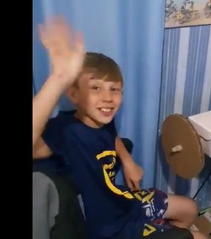 Menino de 10 anos viraliza com volante de papelão, e Nyvi e Gaules prometem doação