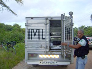 Terceirizados do IML paralisam as atividades e cobram pagamento de salários