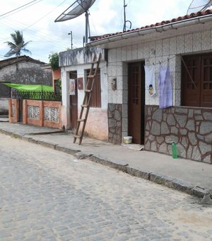 Casas de Porto Calvo ficam ‘enfeitadas’ com garrafas PET