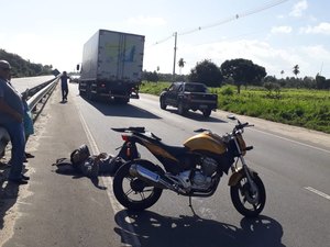 Colisão entre motocicletas deixa um ferido na AL-101 Sul